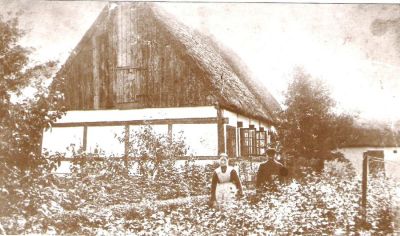 Jensine og Ole Jensen Smed 
Jensine og Ole Jensen Smed i Ã˜sterby 1915, nuv. Egevej 11. Modtaget af Birthe Christensen.
