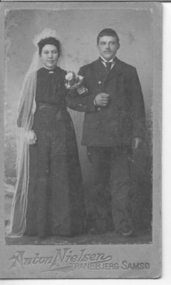 Julie Caroline Jensen - Frederik Martin Frederiksen
Modtaget af Kaj W. Nielsen, SamsÃ¸.  Et billede af min mormor og morfar: Julie Caroline Jensen gift Frederiksen f 1884 i Besser dÃ¸d 1959 i Besser, Frederik Martin Frederiksen f.1884 Drigstrup pÃ¥ Fyn dÃ¸d 1916 Besser.
