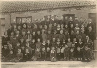 Onsbjerg skole 1935
Modtaget af Jan Hansen. Se alle navnene [url=http://www.samsoeroots.dk/fototekst/onsbjerg_skole_1935.jpg]pÃ¥ dette link [/url](har vÃ¦ret bragt i avisen)
