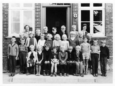 Tranebjerg skole 2. kl. 1962
Modtaget af Lilian Skyldal Buch:Ã˜verste rÃ¦kke: Fru Jensen, Niels Madsen, Gunder Boch, Otto Buch, ? John Steen Jensen
2. rk.: Lars KÃ¦thius SÃ¸rensen, Dorthe Mikkelsen, Lissi Navntoft, Grete Thundbo, Bente Snedker, Lilian Skyldal Buch, Gitte Buch, Svend Jul Poulsen, ?
1. rk: Kim Palmann, Ole Gaard SÃ¸rensen, Lene Stjerne Pedersen, Iren SjÃ¸rslev Hansen, Anne Marie Olsen, Bente Schneider, Birte Olsen, Jette Jacobsen, Anni Spanggaard Holm, Arne Knudsen, Torben Jacobsen, Ole Garde
Hvis jeg finder ud af de to med spÃ¸rgsmÃ¥lstegn vender jeg tilbage.

Modtaget af Lisbeth Vorbjerg JÃ¸rgensen, Hundested. 1. rÃ¦kke: nr. 2 Ole GÃ¥rd SÃ¸rensen (bor stadig pÃ¥ SamsÃ¸) nr. 6 Bente Schneider.
Bagerst til venstre Fru Jensen.
