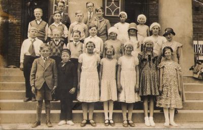 Pillemark skole - udflugt 1932
Skoleeleverne er her fotograferet pÃ¥ trappen til "Elefanthuset" i Zoologisk have, KÃ¸benhavn. Se  [url=http://www.samsoeroots.dk/samsoeherred/Pillemark_skole_ca_1932.htm]
komplet  navneliste[/url]

