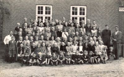 Brundby Skole ca. 1945
Brundby Skoles elever til Ã¥rlig (?) fotografering.
